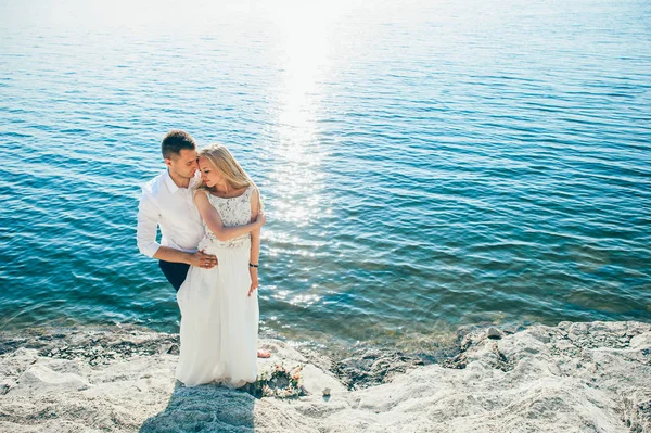 Jeune couple sur la plage — Photo