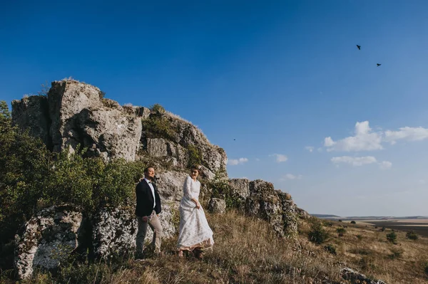 Pareja feliz en la naturaleza — Foto de Stock