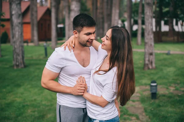 Pareja joven enamorada — Foto de Stock