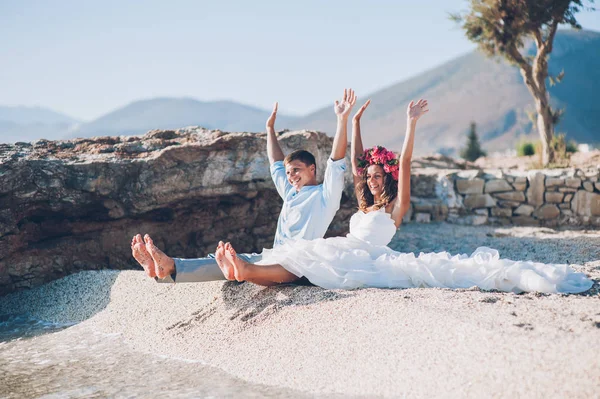 Sposa e sposo al mare — Foto Stock