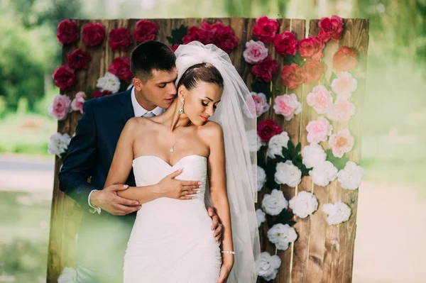 Retrato de casamento de um jovem casal — Fotografia de Stock