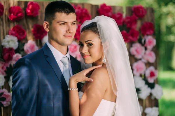 Bruiloft portret van een jong koppel — Stockfoto