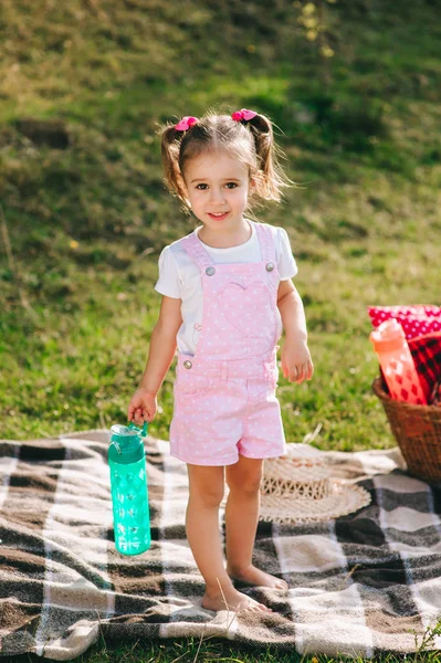 Dziewczynka na piknik — Zdjęcie stockowe