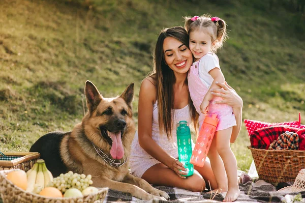 Moeder en dochter op een picknick — Stockfoto