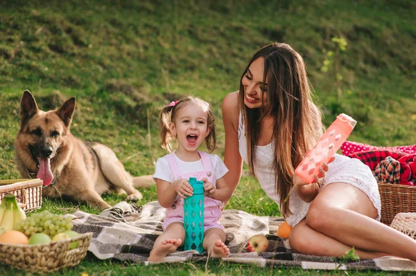 Madre e hija en un picnic —  Fotos de Stock