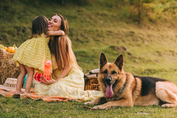 Madre e hija en un picnic — Foto de Stock