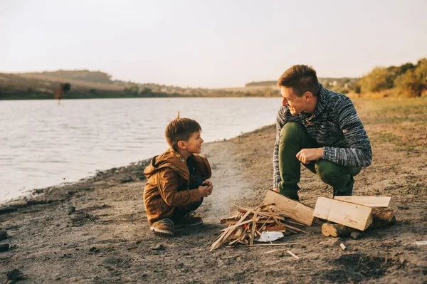 Padre e figlio che bruciano falò — Foto Stock