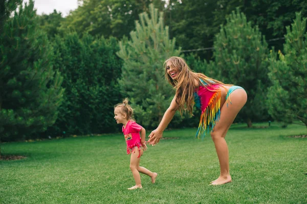 Mujer embarazada con su hija — Foto de Stock