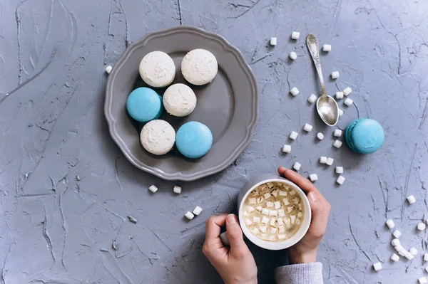 Xícara de cacau com macarons franceses — Fotografia de Stock