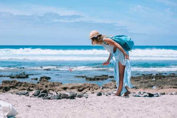 Девочка на пляже — стоковое фото