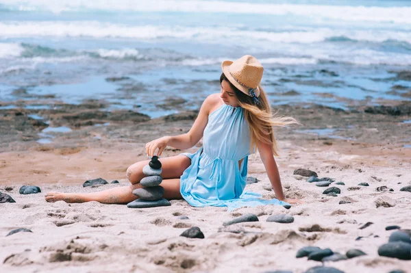 Menina bonita na praia — Fotografia de Stock