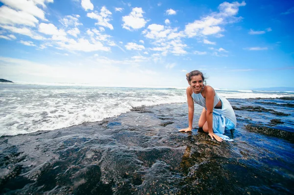 Belle fille sur la plage — Photo