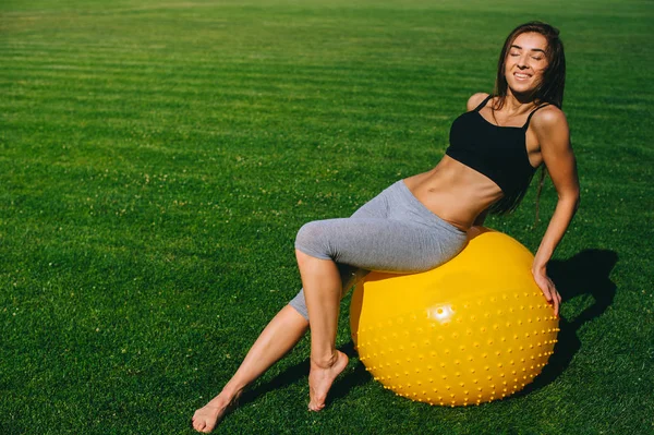 Kvinna att göra övningar på en fitball — Stockfoto