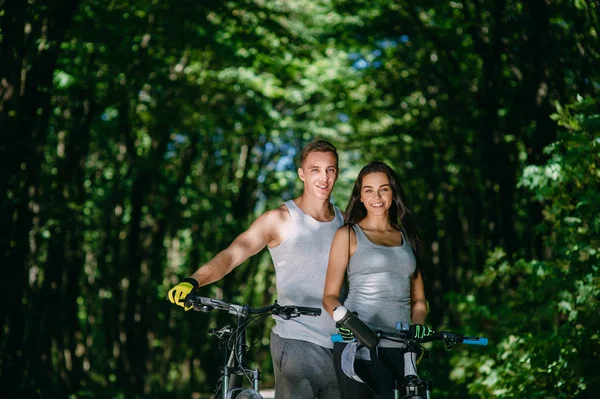 Pareja de bicicletas de montar — Foto de Stock