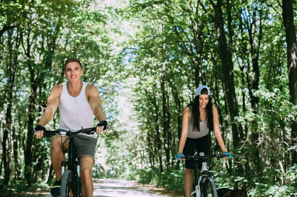 Couple vélo d'équitation — Photo