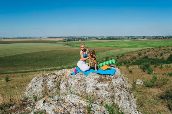 Mladá žena se psem — Stock fotografie