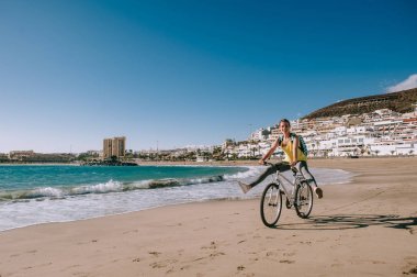 Bisiklet süren kadın