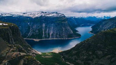 göl ve dağların Norveç