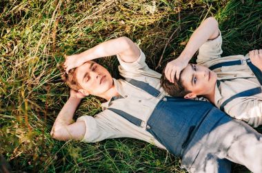 Genç ikiz kardeşler