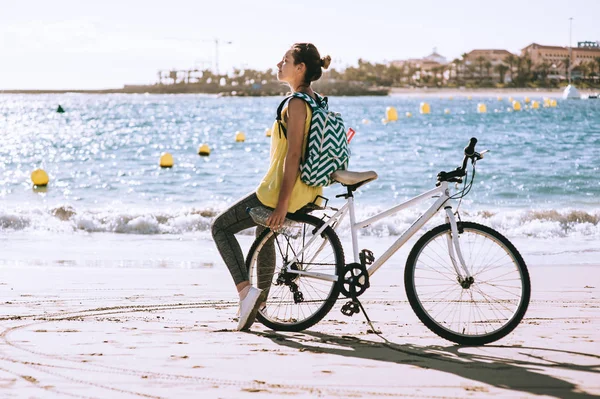 Femme insouciante avec vélo — Photo