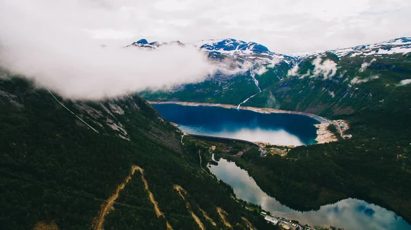 Lengua trolls con un lago y montañas, Noruega —  Fotos de Stock