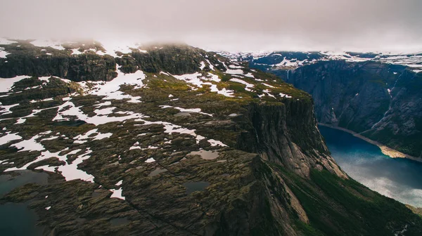 Lago y montañas en Noruega — Foto de Stock