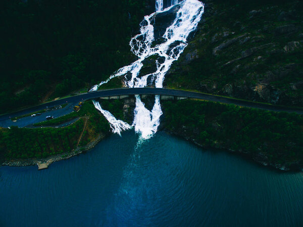 Водопад Лангфосс на склоне
 