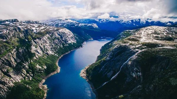 Jezero a hory v Norsku — Stock fotografie