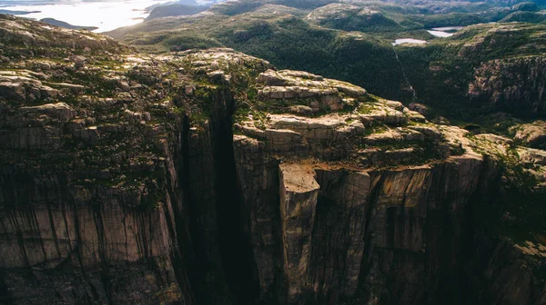 Cliff Preikestolen op fjord Lysefjord — Stockfoto