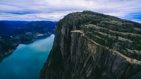 Lago y montañas en Noruega — Foto de Stock