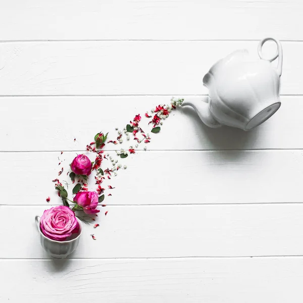 茶壶和玫瑰 — 图库照片