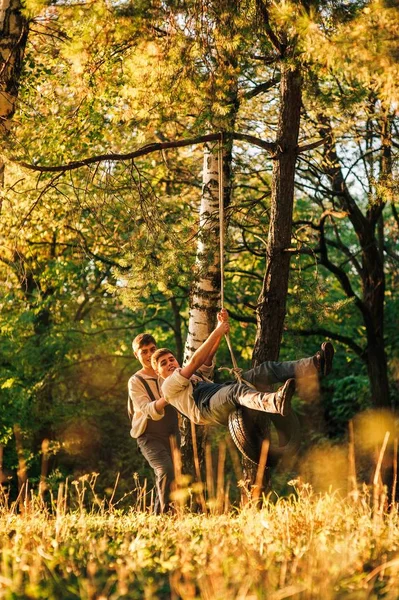 Tweeling swingen — Stockfoto