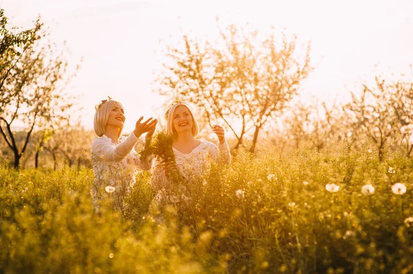 Lindas meninas gêmeas — Fotografia de Stock