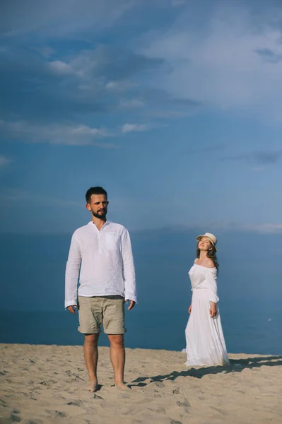 Casal andando na praia — Fotografia de Stock