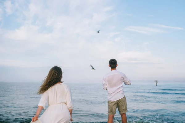 Pár těší seaview — Stock fotografie