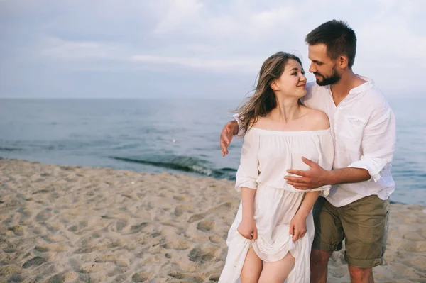 Kumsalda aşık bir çift