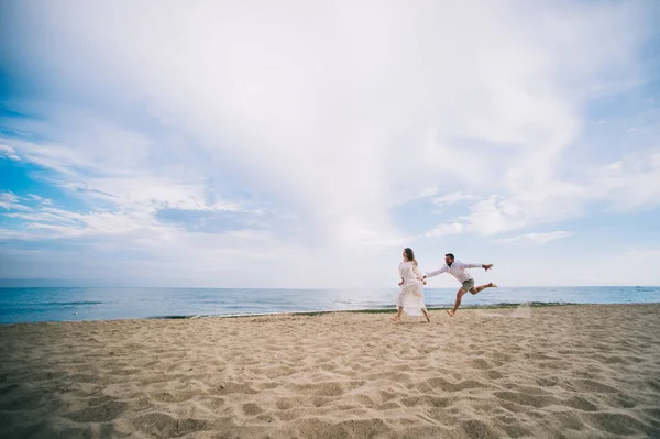 在海滩上坠入爱河的夫妻 — 图库照片