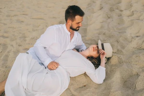 Casal apaixonado na praia — Fotografia de Stock