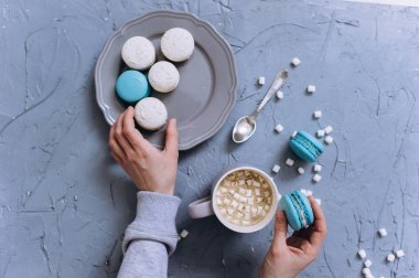 Kahve macarons ile olan kız