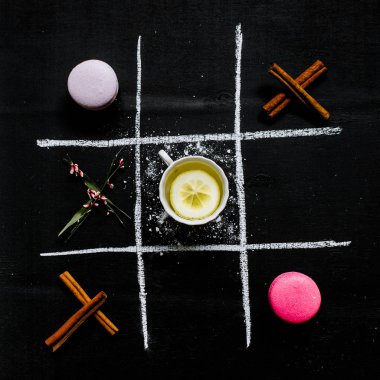 Tic Tac Toe çay macarons ile