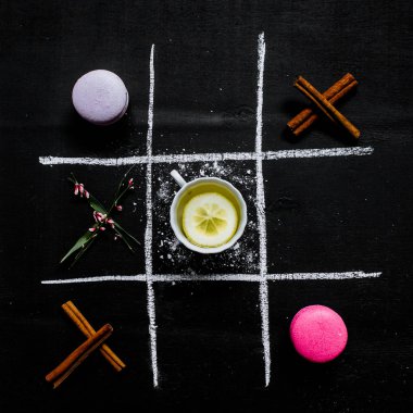 Tic Tac Toe çay macarons ile