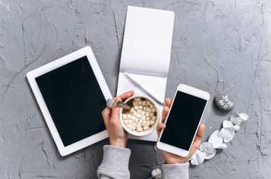 Akıllı telefon tutan kadın