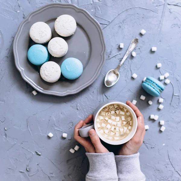 Menina tomando café com macarons — Fotografia de Stock