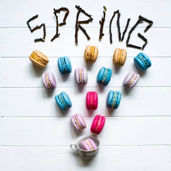 Französische Macarons und Inschrift Frühling — Stockfoto