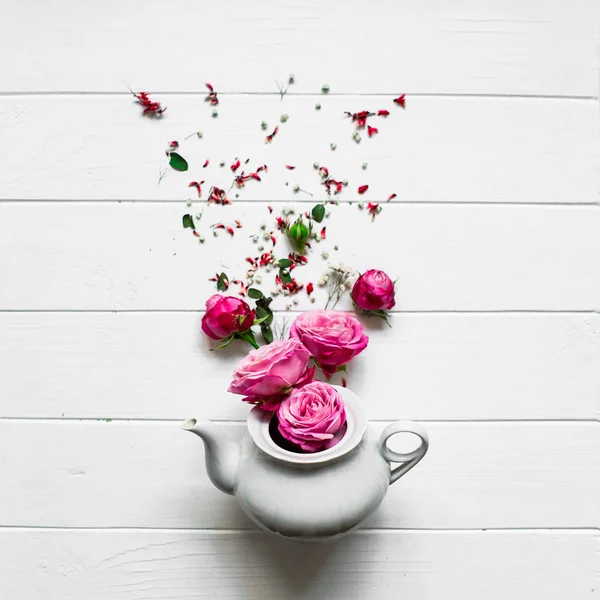 Pink roses and tea pot — Stock Photo, Image