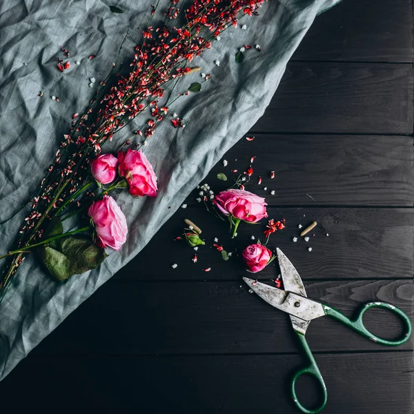 Rose flowers and scissors — Stock Photo, Image