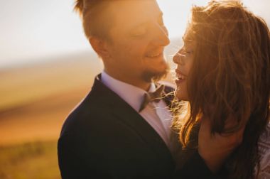 evli çift öpüşme