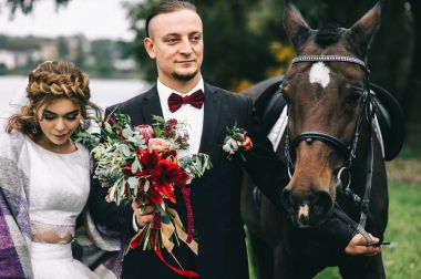 siyah bir at ile Çift