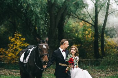 siyah bir at ile Çift