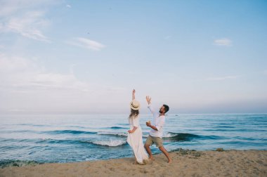 Sahilde önüne gelenle Çift